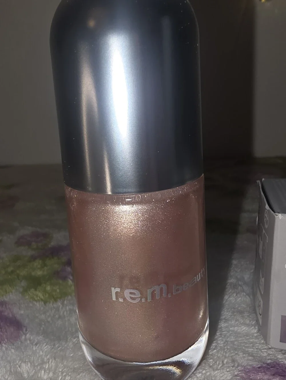 r.e.m. Beauty Dreamglow Highlight Serum In QUARTZ